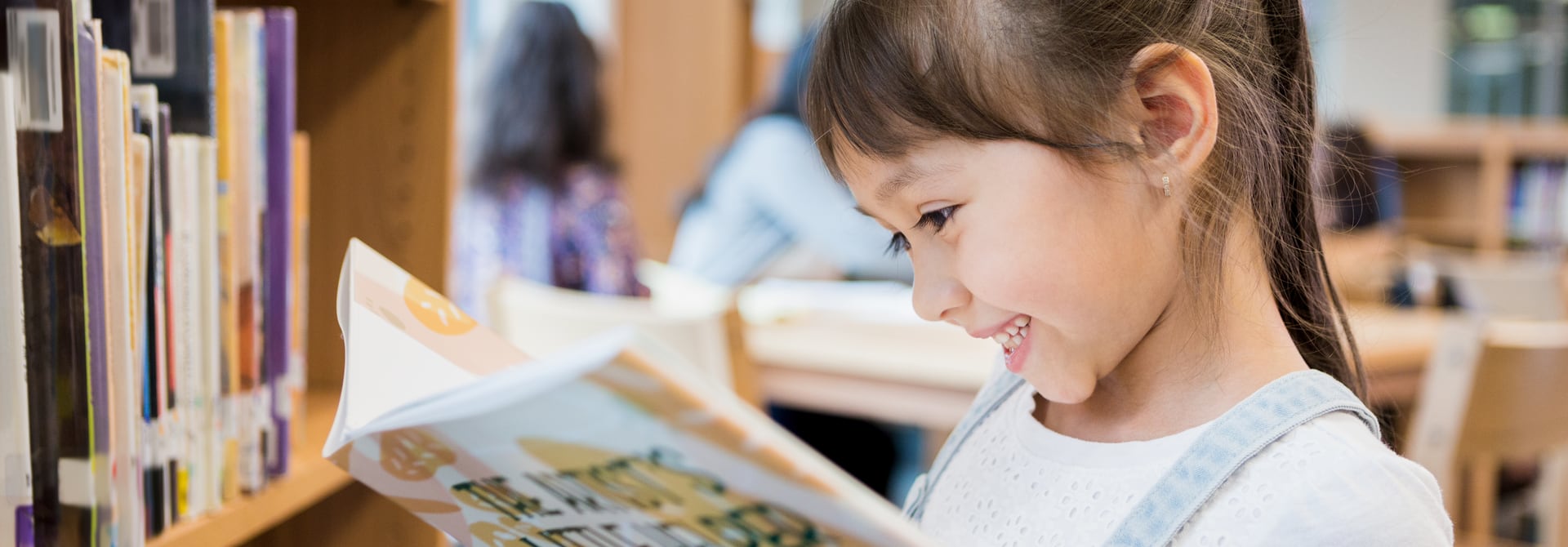 Bild eines lesenden Kindes