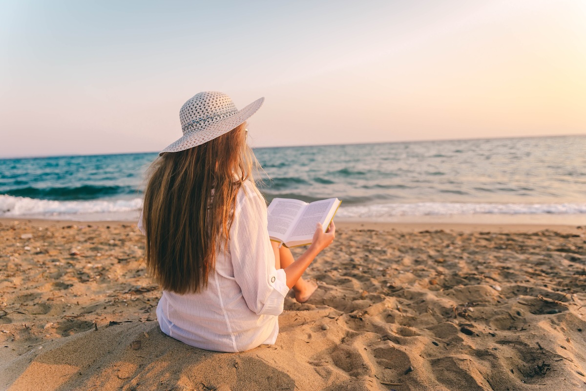 Lesende Frau am Stand